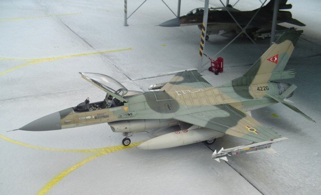 1/48 Hasegawa F-16A by Freddy Pedrique