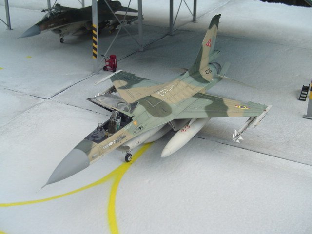 1/48 Hasegawa F-16A by Freddy Pedrique